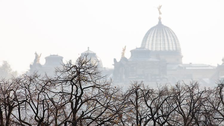 In Dresden hat sich der Nebel schon breitgemacht.