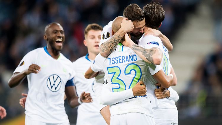 Jubel, Trubel, Heiterkeit: Wolfsburgs Wout Weghorst hat soeben das 1:0 erzielt.