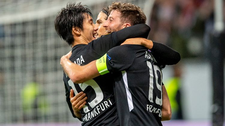 Die helle Freude: Frankfurts Torschütze David Abraham feiert und lässt sich feiern.