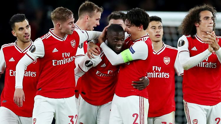 Arsenals glücklicher Doppeltorschütze: Nicolas Pépé lässt sich gratulieren.