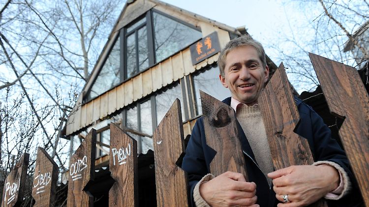 "Wir trotzen der Gentrifizierung": Schorsch Kamerun vor dem "Golden Pudel Club".