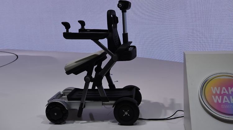 Ein Rollator der sich selbst aufstellt und den alten Menschen führt. In Japan soll es das bald geben.