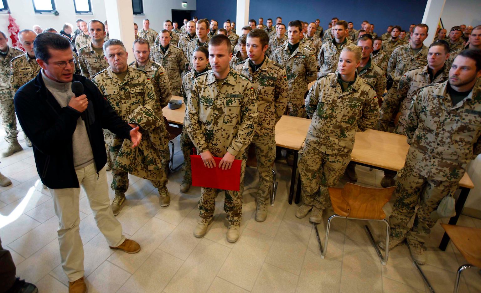 Verteidigungsminister Karl-Theodor zu Guttenberg ist wieder in Afghanistan - auf Truppenbesuch. Die Soldaten wissen zu schätzen, dass ihr Chef regelmäßig vorbeikommt.