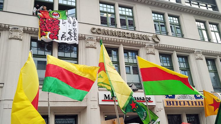 Das Gebäude, in dem der Chemnitzer CDU-Chef und Bundestagsabgeordnete Frank Heinrich sein Büro hat, wurde von etwa einem Dutzend Menschen besetzt.
