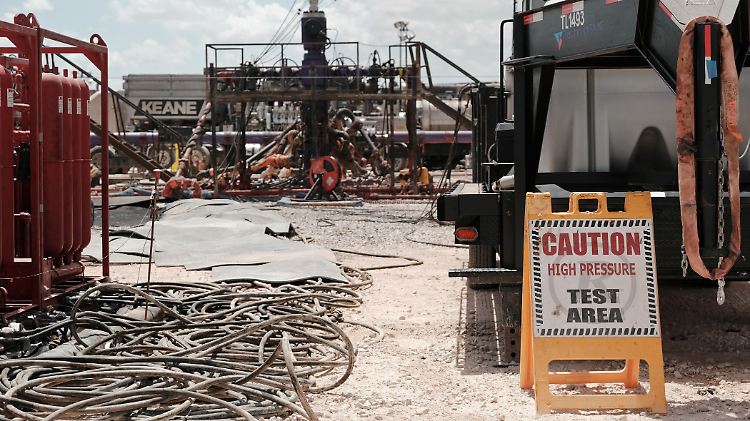 Eine Fracking-Anlage von Chevron in Texas. Jeden Tag fluten die USA den Weltmarkt mit 13 Millionen Barrel Öl.