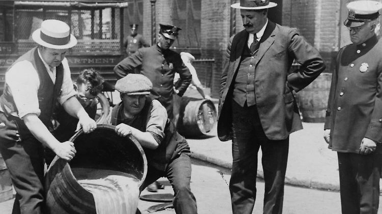 Und weg damit: Während der US-Prohibition wurde hektoliterweise Alkohol vernichtet.