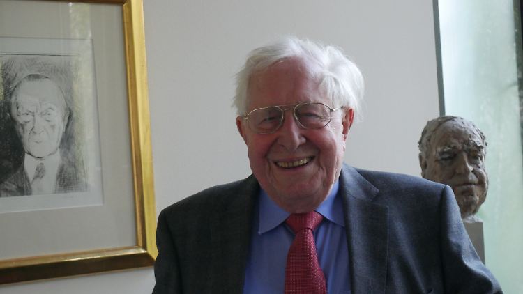 Zwischen Adenauer und Kohl: Bernhard Vogel in seinem Berliner Büro. Er war von 1976 bis 1988 Ministerpäsident in Rheinland-Pfalz und von 1992 bis 2003 in Thüringen.