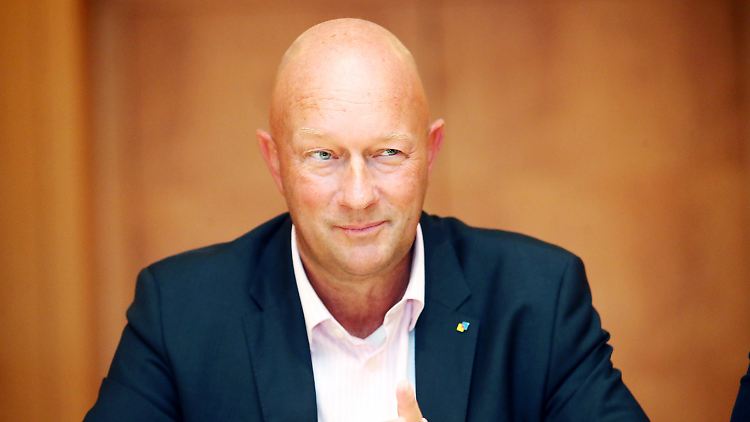 Der sechsfache Vater Kemmerich führt in Thüringen eine Friseur-Kette.