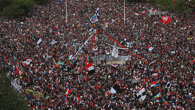 Santiago de Chile: Demonstranten, so weit das Auge reicht.