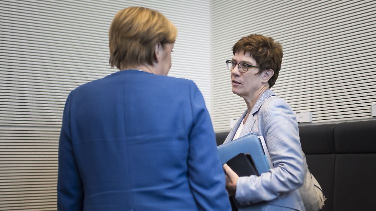 Die Verteidigungsministerin hat sich vorgewagt. Nun soll sich Kanzlerin Merkel in Sachen Syrien zu einer Strategie bekennen.