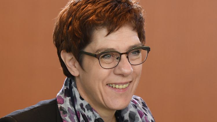 AKK wird vor allem von der SPD für ihr Vorgehen kritisiert.