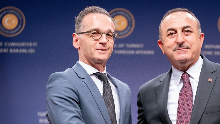 Der türkische Außenminister Cavusoglu (r.) schüttelt dem deutsche Kollegen Maas die Hand.