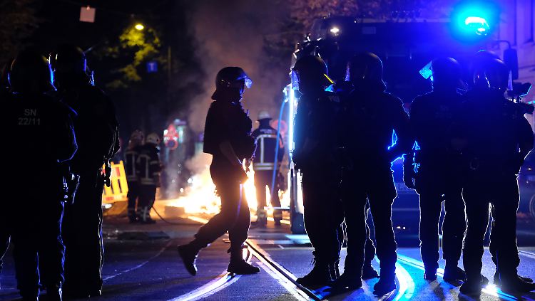 Bereits im September hatten Polizei und Feuerwehr sich mit brennenden Straßenbarrikaden im links-alternativen Stadtteil Connewitz beschäftigt.