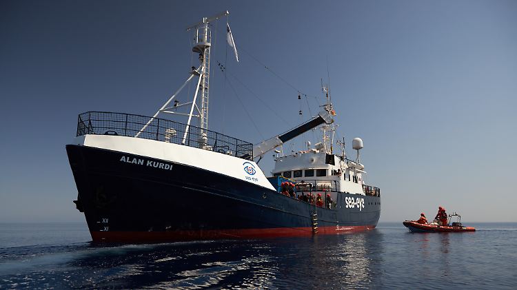 Der Seenotretter "Alan Kurdi" berichtet von einem bedrohlichen Zwischenfall vor der libyschen Küste.