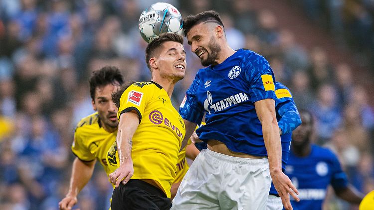 Niemand kann behaupten, sie hätten sich nicht angestrengt: Dortmunds Julian Weigl und Schalkes Daniel Caligiuri.