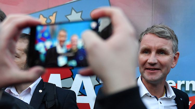 "Manchmal hat man den Eindruck, die Regierung wird von fremden Mächten gesteuert", sagt Björn Höcke.