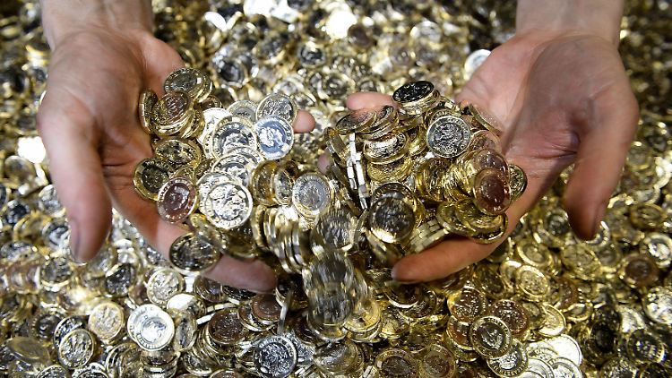 Bei der neuen Ein-Pfund-Münze ging 2017 bei der Royal Mint Münzprägeanstalt noch alles glatt.