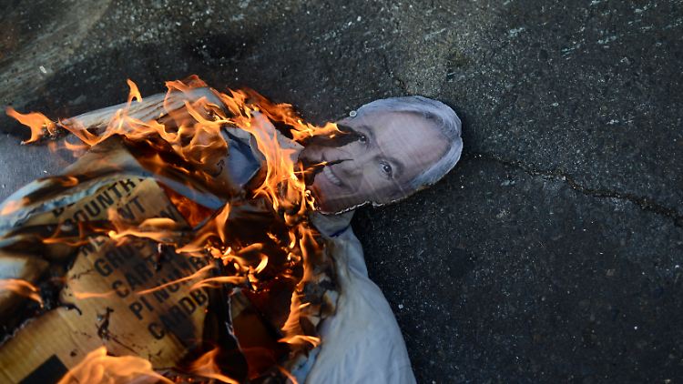 Ein Konterfei von Präsident Pinera in Flammen: Eine Millionen Chilenen verlangen seinen Rücktritt.