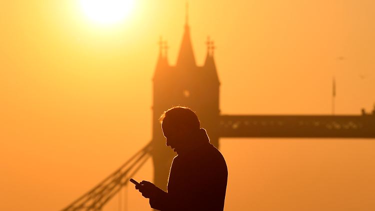 Angenehm: ohne Aufschlag nach Hause telefonieren mit der London Bridge vor Augen.