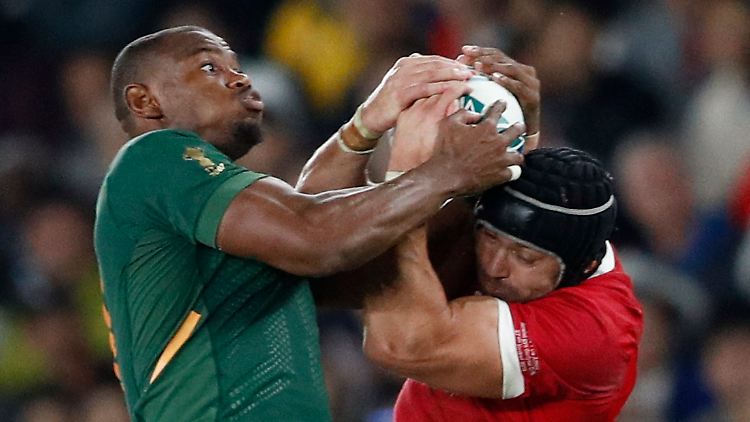 Chance ergriffen: Südafrikas Makazole Mapimpi, hier im Duell mit dem Waliser Leigh Halfpenny.
