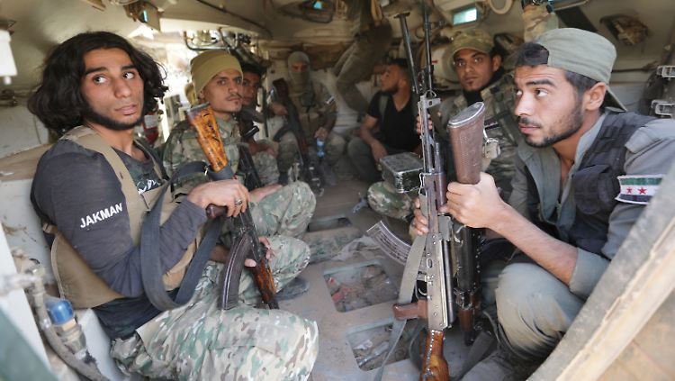 Mit der Türkei verbündete syrische Kämpfer nahe der Grenzstadt Tal Abyad.