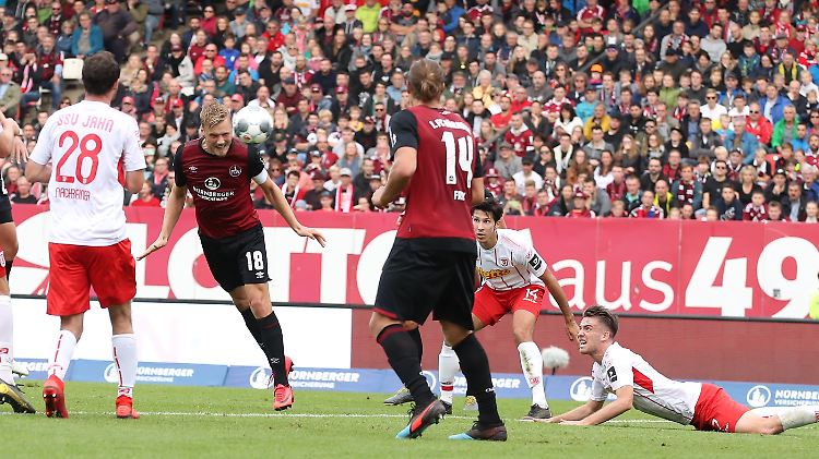 Ein Kopfball von Hanno Behrens sorgte lange für den Glauben an den ersten Heimsieg beim Club seit langem.