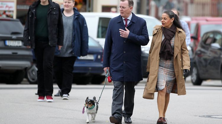 Bodo Ramelow und Gattin Germana Alberti vom Hofe nebst "First Dog" Attila schreiten zur Tat.