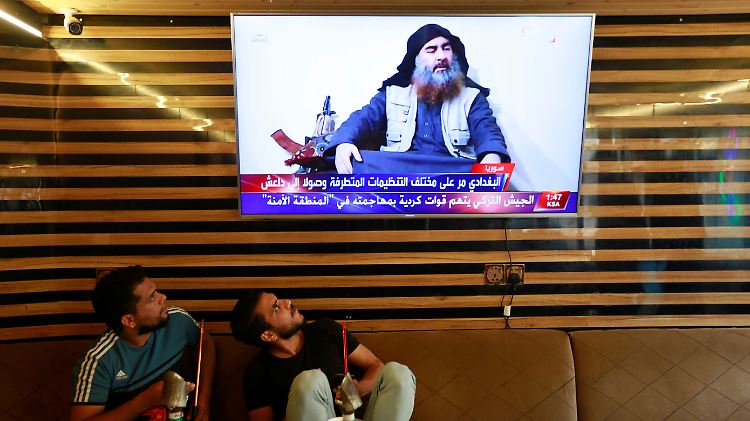 Jugendliche im Irak verfolgen die Nachrichten vom Tod des IS-Anführers Al-Bagdadi.
