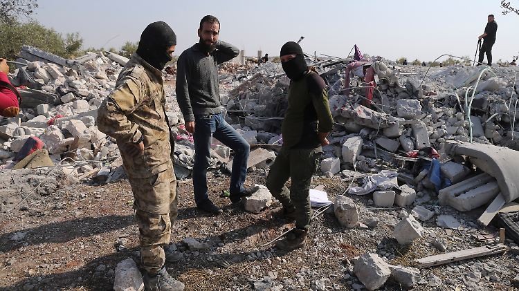 Im Dorf Barisha in der syrischen Provinz Idlib besichtigen Männer ein zerstörtes Haus. In der Nähe fand der US-Einsatz gegen Bagdadi statt.