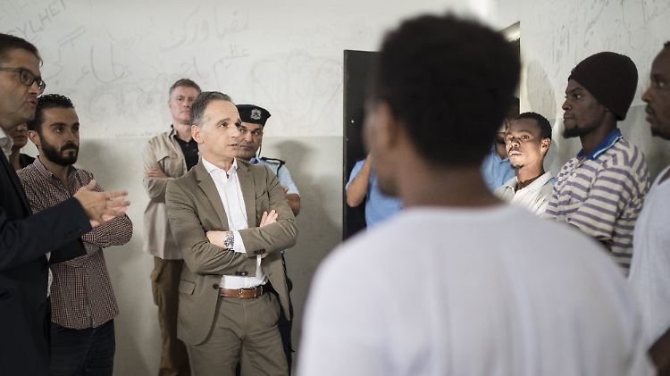 Außenminister Heiko Maas spricht in Libyen mit Gefangenen in einer Haftanstalt.