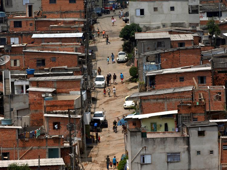 Ein Bild aus den Favelas in Sao Paulo: Auch unter furchteinflößenden Bedingungen bleibt Angst nicht dauerhaft bestehen.