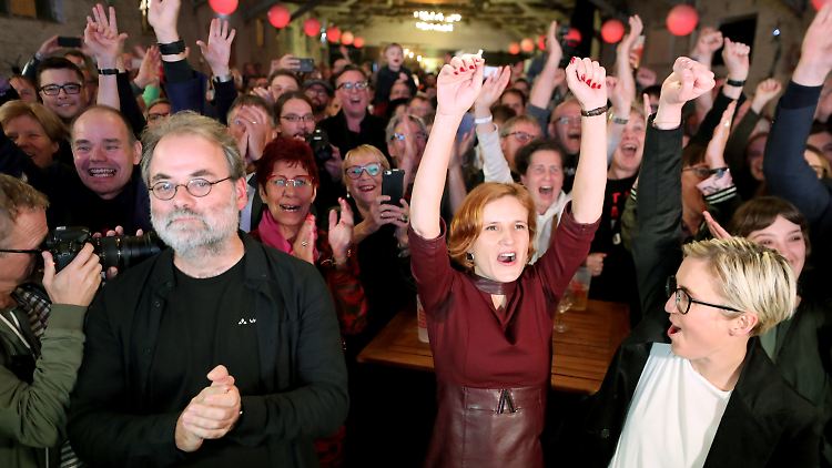 Die Linke-Chefin Katja Kipping (M) mit der Thüringer Linke-Chefin Susanne Henning-Welsow (r.) und Unterstützern in Erfurt.