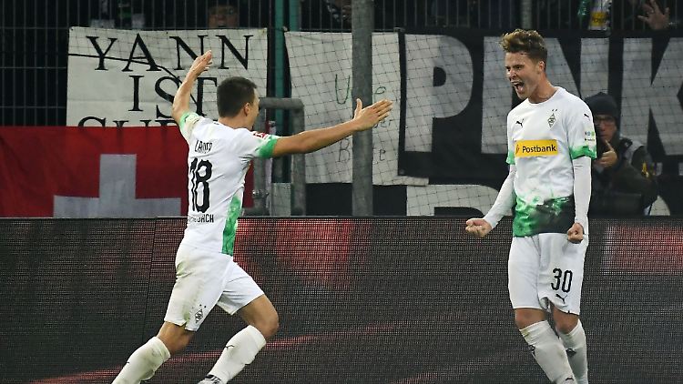 Stefan Lainer (links) bejubelt mit Torschütze Nico Elvedi das Gladbacher 3:1.