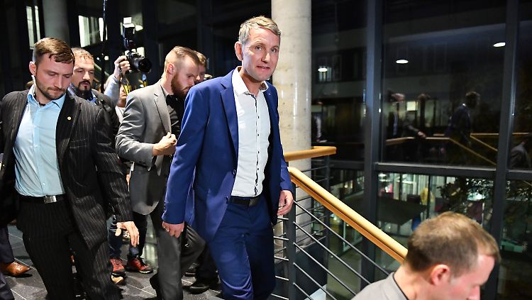 Björn Höcke, Spitzenkandidat der AfD Thüringen und Parteichef des Thüringer Landesverbandes, geht nach der Bekanntgabe erster Hochrechnungen in ein Wahlstudio im Landtag. 
