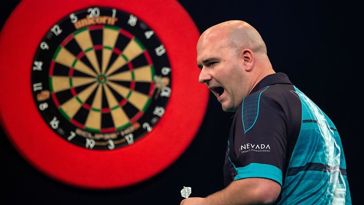 Rob "Voltage" Cross sackt mit dem Titelgewinn auch eine halbe Million Pfund ein.