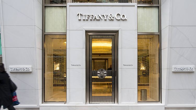 Die Schaufenster des Nobeljuweliers Tiffany - dahinter wechseln teure Schmuckstücke den Besitzer.