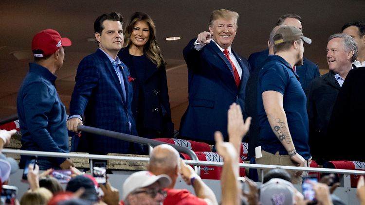 Zusammen mit seiner Frau Melania besuchte Trump das Baseball-Spiel in Washington.