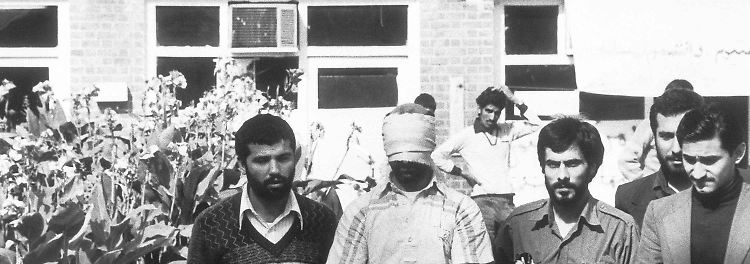 Auch wenn keine der Geiseln ernsthaft verletzt wird, sind sie immer wieder erniedrigenden Behandlungen ausgesetzt.