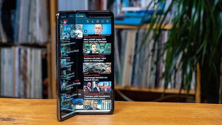 Das Samsung Galaxy Fold ist ein teures, aber alltagstaugliches Falt-Smartphone. 