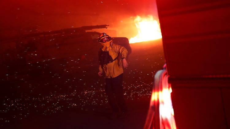 Tausende Feuerwehrleute kämpfen in mehreren Regionen Kaliforniens gegen die Flammen.