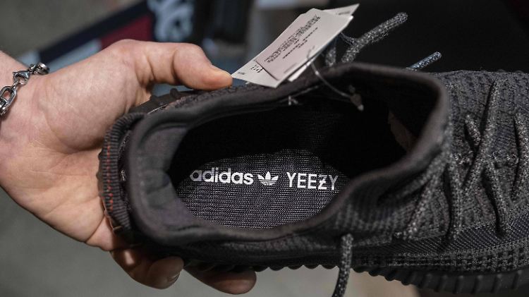 Diese limitierten "Adidas Yeezy Boost 350" sind für um die 2000 Euro zu haben.