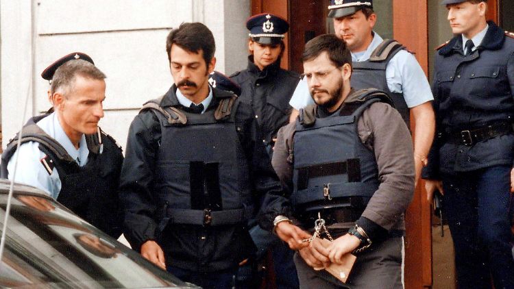 Dutroux (m.) nach einer Anhörung im Justizpalast.