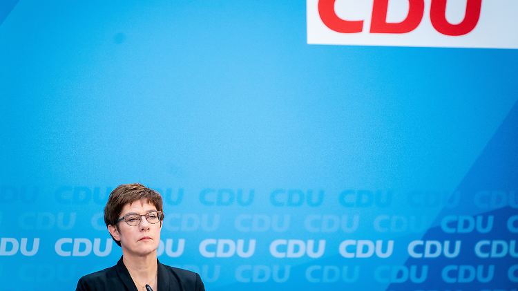 AKK will nun, dass ihre Gegner beim Parteitag aus der Deckung kommen.