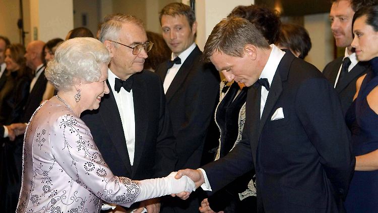 Im Dienste Ihrer Majestät: Queen Elizabeth II. begrüßt Daniel Craig alias James Bond.