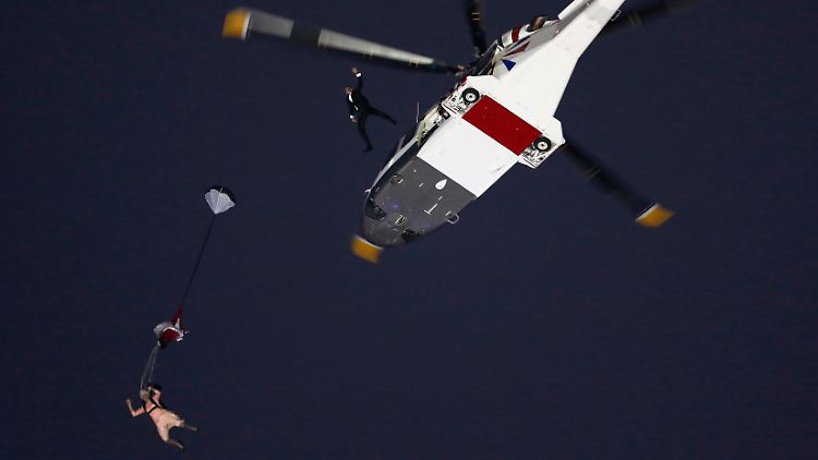 Hier springen - scheinbar - die Queen und James Bond mit Fallschirmen aus einem Helikopter.