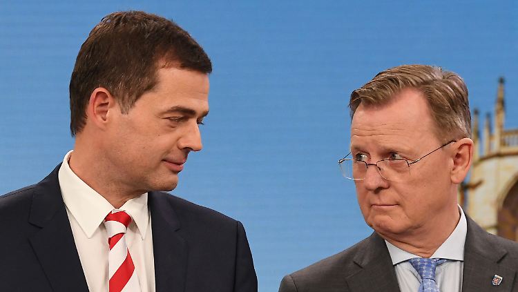CDU-Chef Mike Mohring (l.) stellt sich überraschend gegen die Linie der Bundespartei und zeigt sich offen für Gespräche mit Linke-Ministerpräsident Bodo Ramelow.