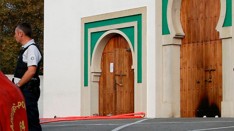 Am Eingang der Moschee sind Brandspuren zu sehen.