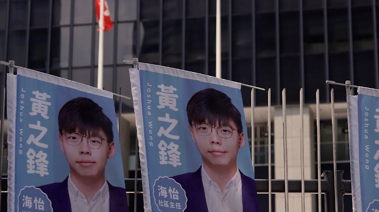 Die Plakate hängen schon länger. Jetzt wurde Aktivist Wong als Kandidat für die Kommunalwahl blockiert.