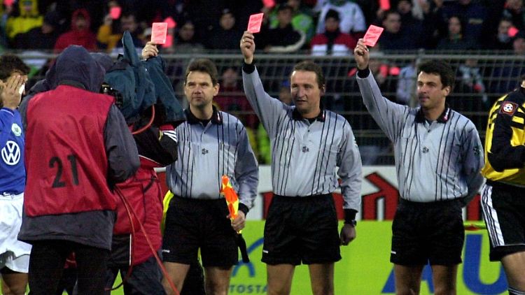 Ein Bild aus dem Jahr 2000: Schiedsrichter Lutz Wagner (Mitte) und die Linienrichter Stephan Kammerer (rechts) und Peter Weise zeigen dreimal die Rote Karte - aber nicht dem Fernsehen, sondern im Rahmen der DFB-Initiative "Kein Platz für Gewalt".