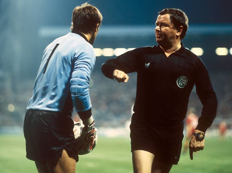 Im Jahr 1982 wurde der Bundesliga-Schiedsrichter Wolf-Dieter Ahlenfelder bei einer Oberliga-Partie verprügelt - und anschließend gesperrt.
